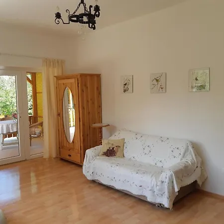 Renoviertes Ferienhaus In Mit Grosser Terrasse Holiday home